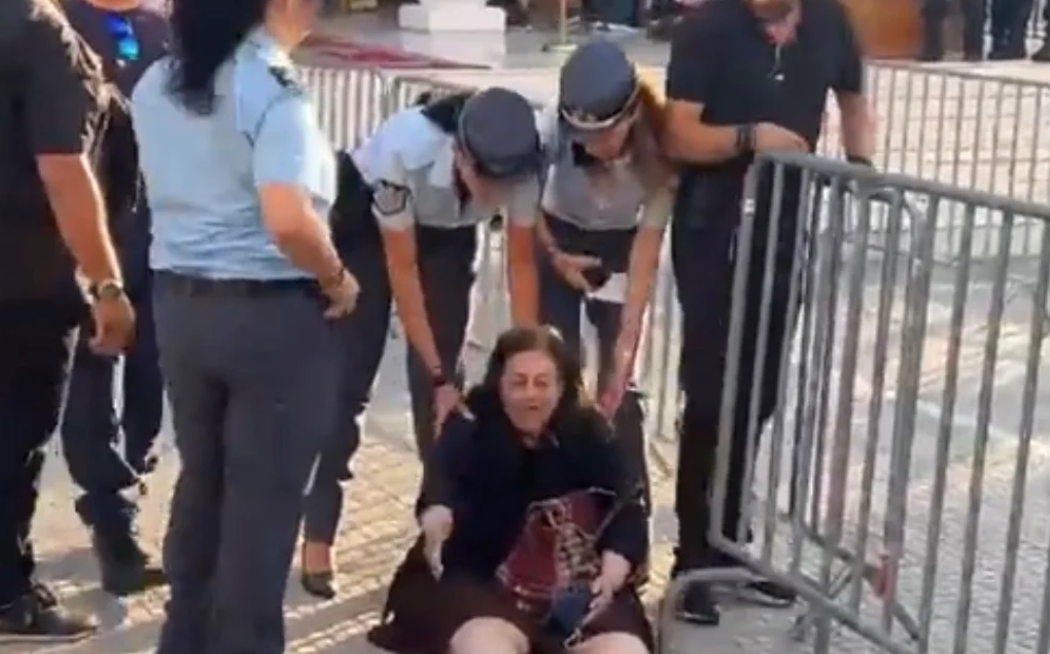 Κηδεία Γιώργου Μαζωνάκη: Ωρυόταν και έβριζε η Ελένη Λουκά – Αναστάτωση έξω από την εκκλησία (βίντεο)