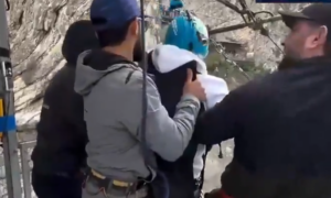 «Αφήστε με, φοβάμαι»: Έριξαν τουρίστρια από 80 μέτρα ενώ παρακαλούσε να σταματήσουν