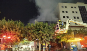 Πειραιάς: Στις φλόγες κατάστημα υφασμάτων – Καταστράφηκε ολοσχερώς