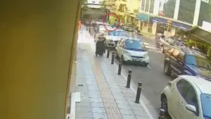Γιώργος Μαζωνάκης: Βίντεο ντοκουμέντο με το ασθενοφόρο να φτάνει στο ιατρείο του Κολωνακίου για να τον παραλάβει