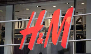 H&M: Επί 12 χρόνια τα μεταχειρισμένα ρούχα συνεχίζουν να «γράφουν» ζημιές