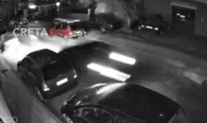 Σοκαριστικό βίντεο στο Ηράκλειο: ΙΧ «θερίζει» σταθμευμένο αυτοκίνητο και συνεχίζει «ανενόχλητο»
