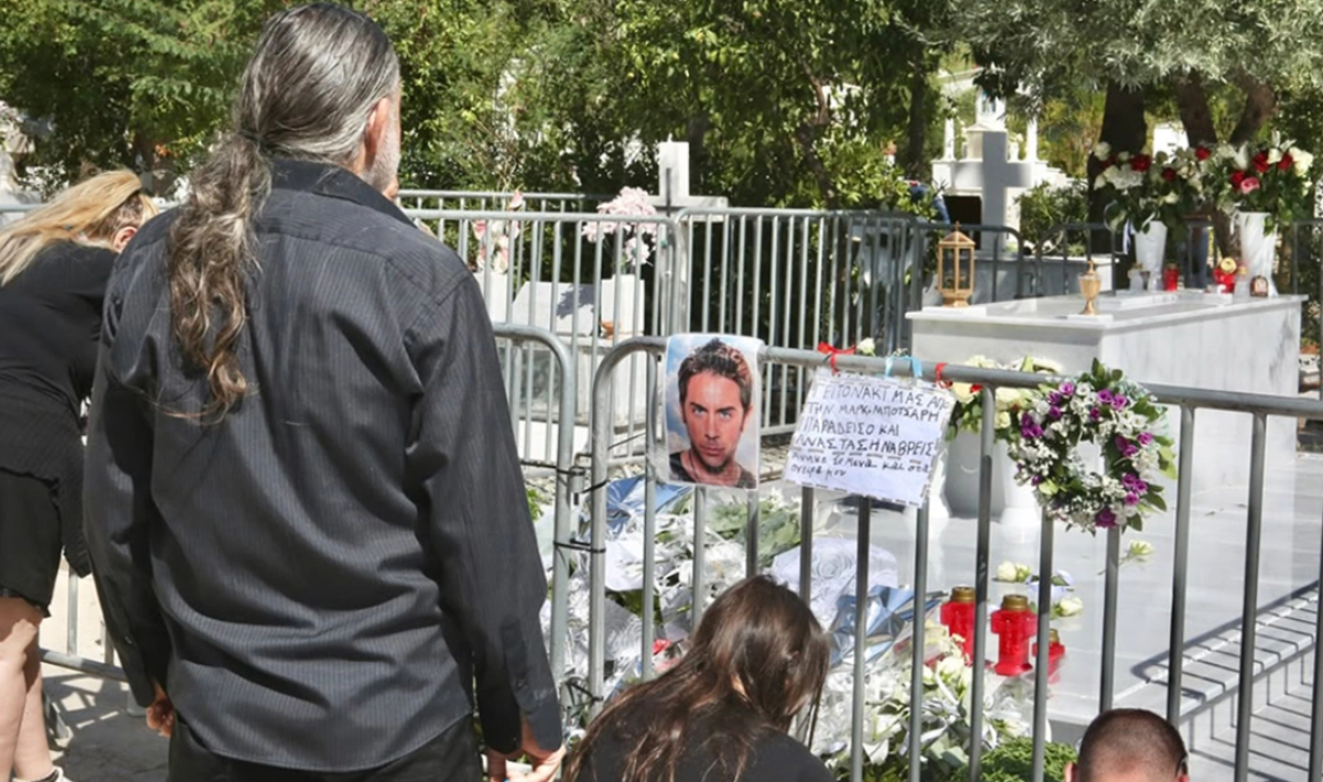 Βουνό από λουλούδια και μηνύματα στο μνήμα του Μαζωνάκη, ησυχία για να θρηνήσει ζήτησε η αδελφή του