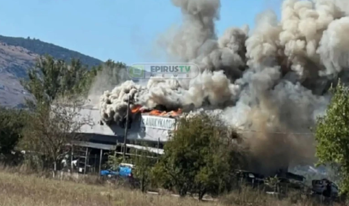 Φωτιά σε εργοστάσιο ανακύκλωσης οχημάτων στα Γιάννενα – Στο νοσοκομείο ο γιος του ιδιοκτήτη