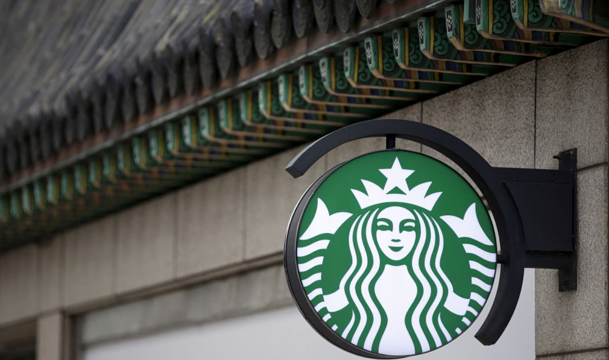 Starbucks: Θα κλείσει 250 καταστήματα με χαμηλές επιδόσεις