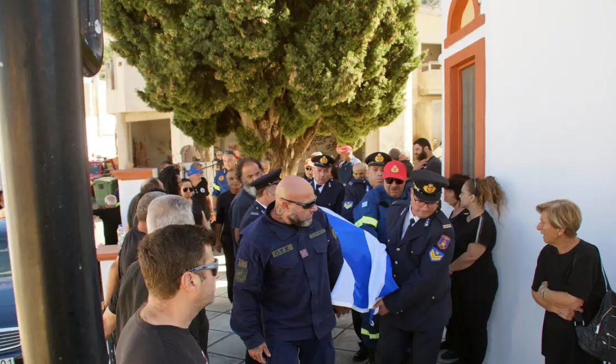 Ρόδος: Σε κλίμα συγκίνησης το τελευταίο «αντίο» στον πυροσβέστη Πέτρο Διακάκη