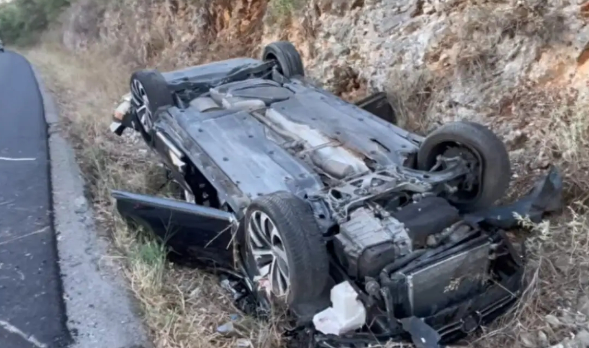 Αμφιλοχία: Αυτοκίνητο τούμπαρε σε χαντάκι – Από θαύμα σώθηκε οικογένεια που γυρνούσε από τη θάλασσα