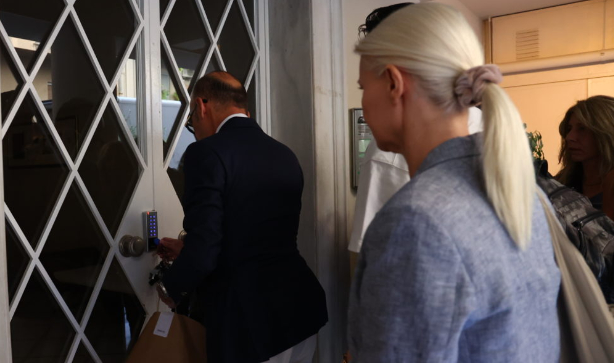 Θάνατος Μαζωνάκη: Οι εξετάσεις για βαρέα μέταλλα, οι χειρόγραφες συνταγογραφήσεις και η συνεργασία των δύο γιατρών με ελβετική εταιρεία