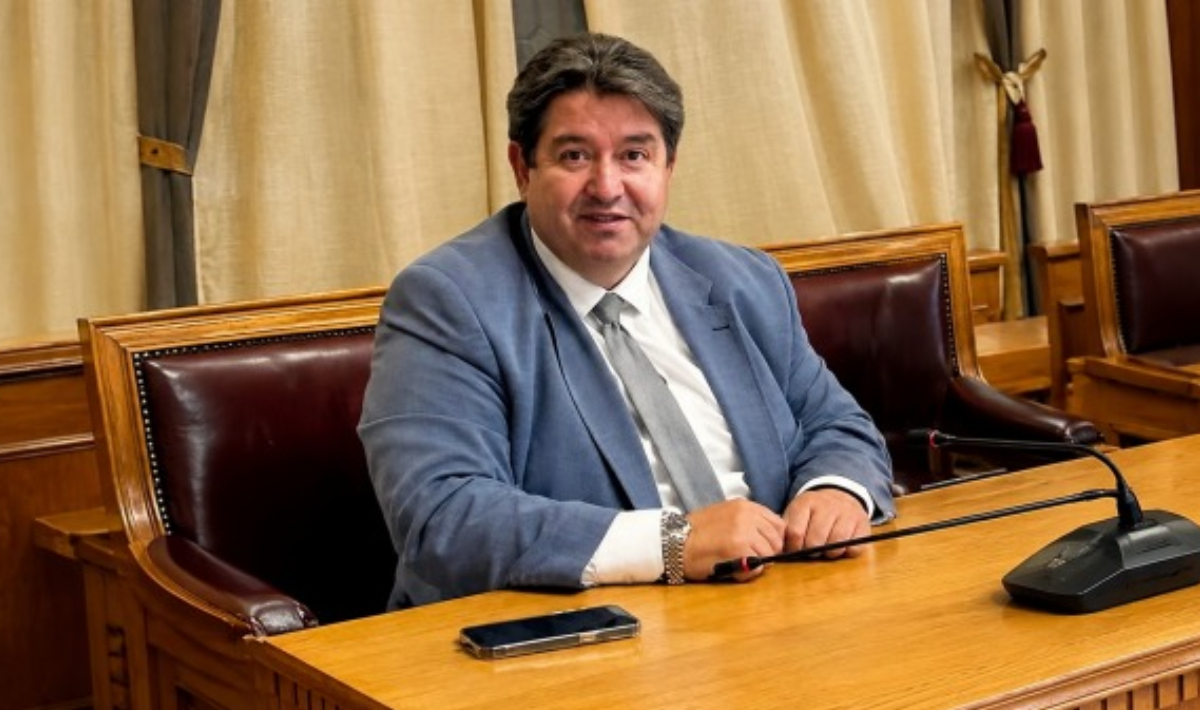 Άστραψε και βρόντηξε ο Καραμαλάκης στο Δημοτικό Συμβούλιο: Ποιος έδωσε την άδεια για τις τουρκικές σημαίες στην καρδιά του Ηρακλείου