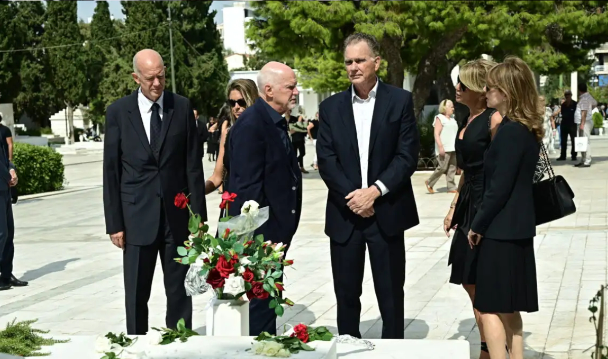 Συγκίνησαν οι επικήδειοι των παιδιών της Μαργαρίτας Παπανδρέου στην πολιτική κηδεία: «Ήσουν μια γαλήνη στη φουρτούνα»