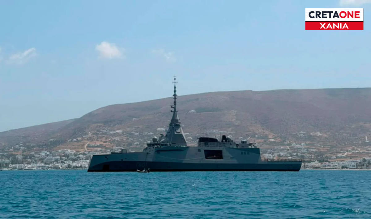 Στη Σούδα η φρεγάτα «Κίμων»: Εντυπωσιακές εικόνες από τη θερμή υποδοχή στα ανοιχτά