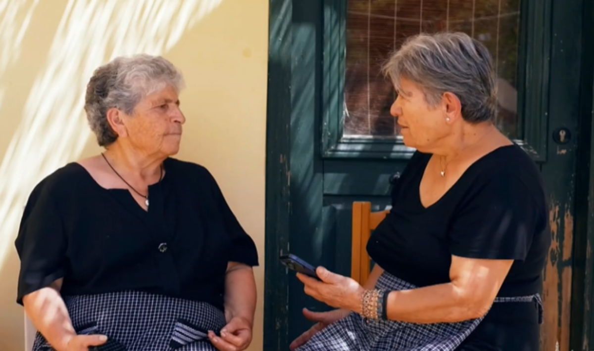 Ημιμαραθώνιος Κρήτης: Η γιαγιά Αγγέλα Μαθιουδάκη υποδέχεται 6.000 δρομείς – «Έτσι κι αλλιώς είμαι διάσημη!» (Βίντεο)
