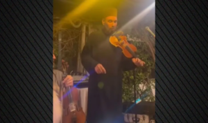 Μαζωνάκης: Ο πρώτος βιολιστής του, ο παπά Στρατής, τον αποχαιρέτησε με έναν ιδιαίτερο τρόπο – Δείτε το βίντεο