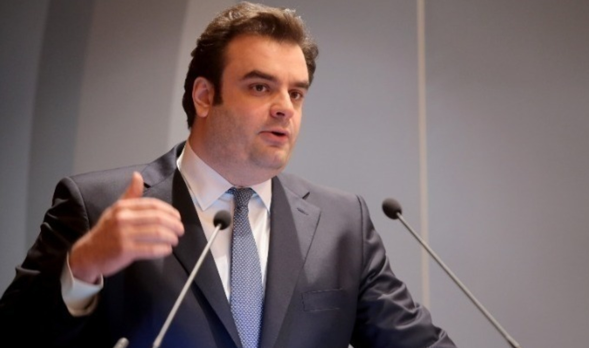 Πιερρακάκης: «Ο “κουμπαράς” για τη νέα γενιά ήρθε για να μείνει» – Τι αλλάζει σε επιδόματα και συντάξεις