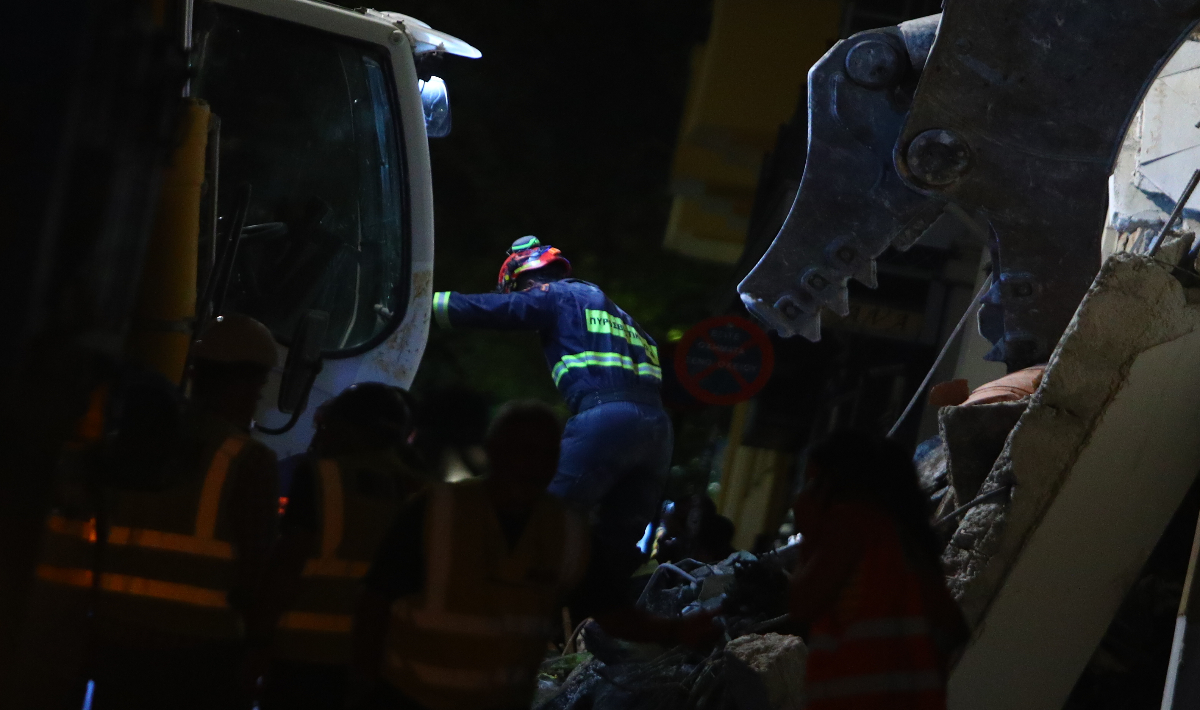Έκρηξη στην Πλάκα: Νεκρή εντοπίστηκε μια γυναίκα από τα συντρίμμια