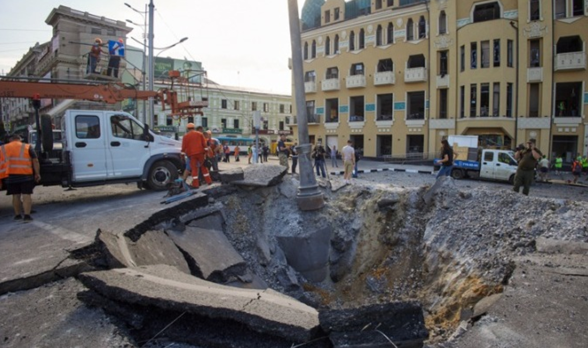 Νέα νυχτερινή επίθεση στην Ουκρανία: Ρωσική αεροπορική βόμβα ισοπέδωσε πολυκατοικία στο Χάρκοβο