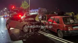 Λαμία: Σφοδρό τροχαίο με 4 τραυματίες, ανάμεσά τους και 1 παιδί – Άμορφη μάζα τα αυτοκίνητα (φώτο)
