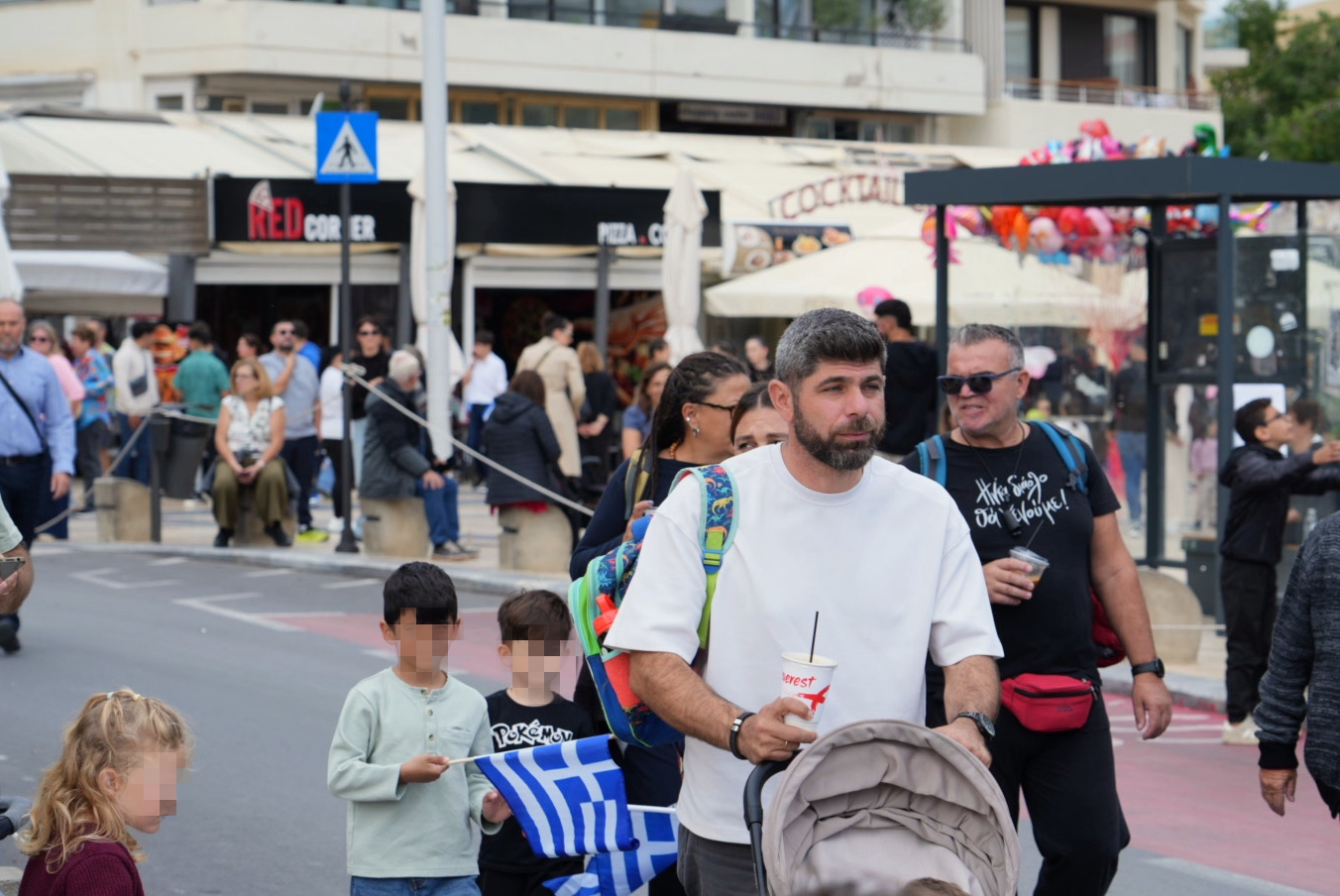 Κοσμοσυρροή στο κέντρο του Ηρακλείου για την παρέλαση της 28ης Οκτωβρίου (φωτογραφίες)