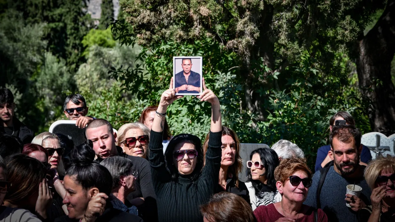 Συγκίνηση στο μνημόσυνο του Μαζωνάκη στη Νίκαια-Πλήθος κόσμου τίμησε τον καλλιτέχνη με τραγούδια του