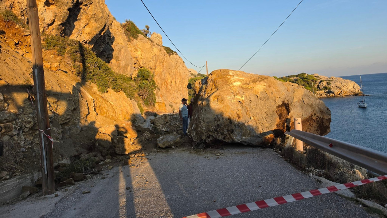Ρόδος: Αποκλεισμένοι 250 άνθρωποι στην παραλία «Άντονι Κουίν» μετά από πτώση βράχου