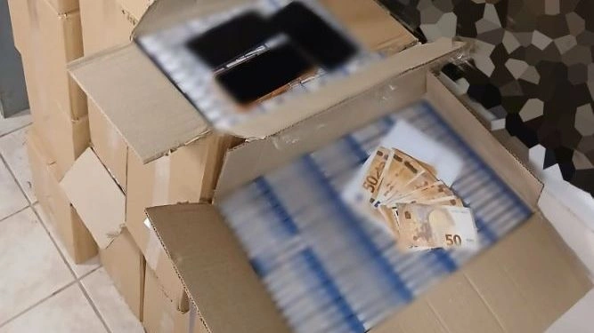 Σύλληψη δύο ατόμων στα διόδια Θηβών με πάνω από 5.000 λαθραία πακέτα τσιγάρα