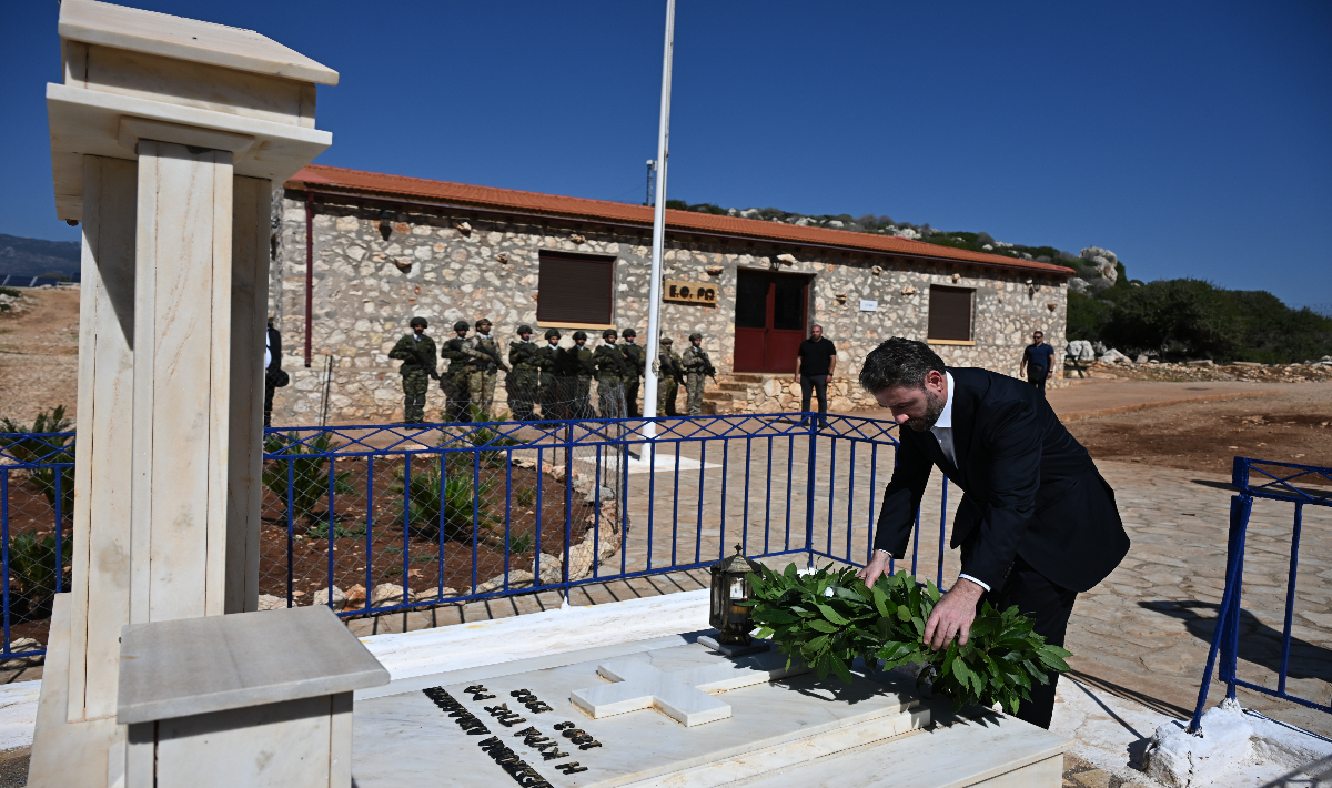 Ανδρουλάκης – Κατέθεσε στεφάνι στο μνημείο της «Κυράς της Ρω» (βίντεο)