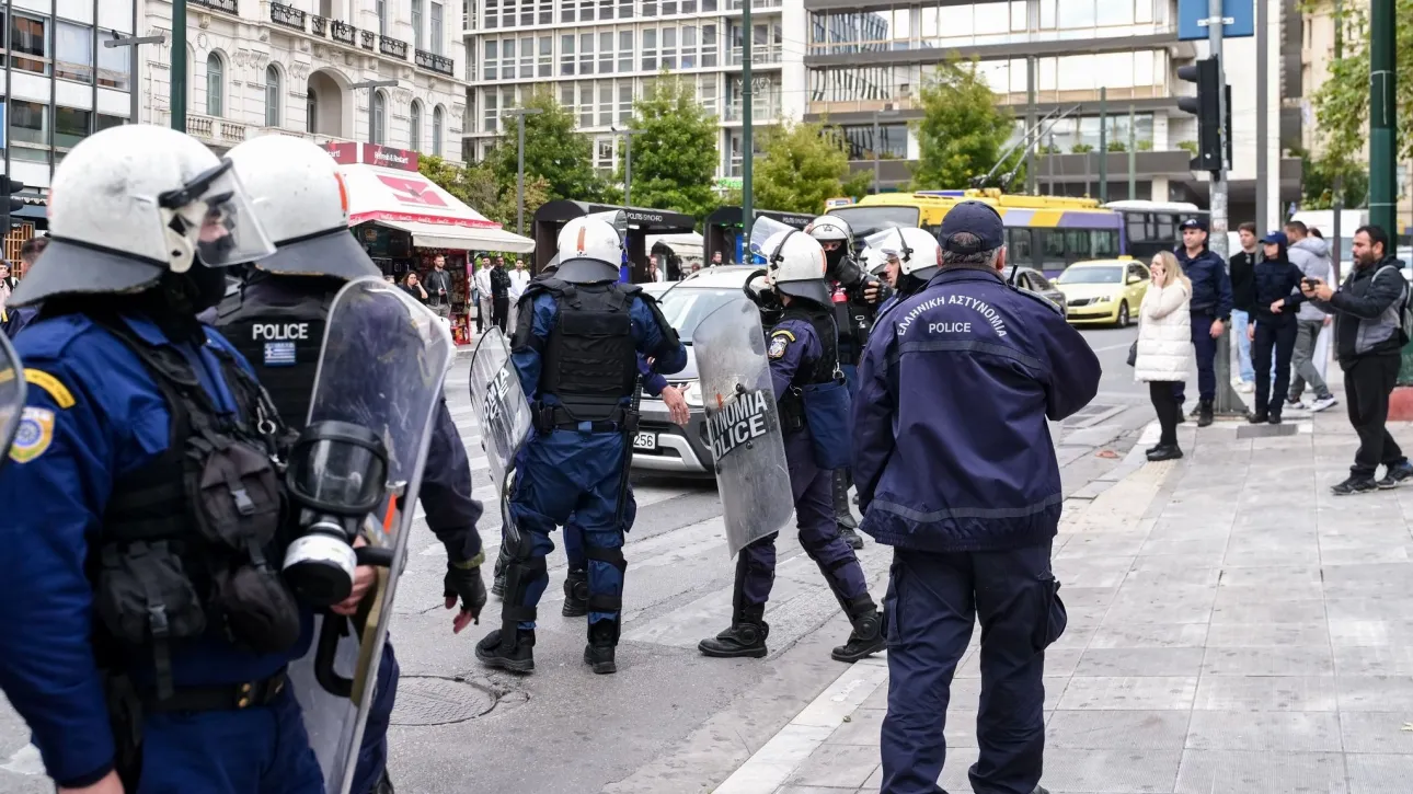 Ένταση και προσαγωγές στην πορεία για τον νεκρό της έκρηξης στους Αμπελόκηπους