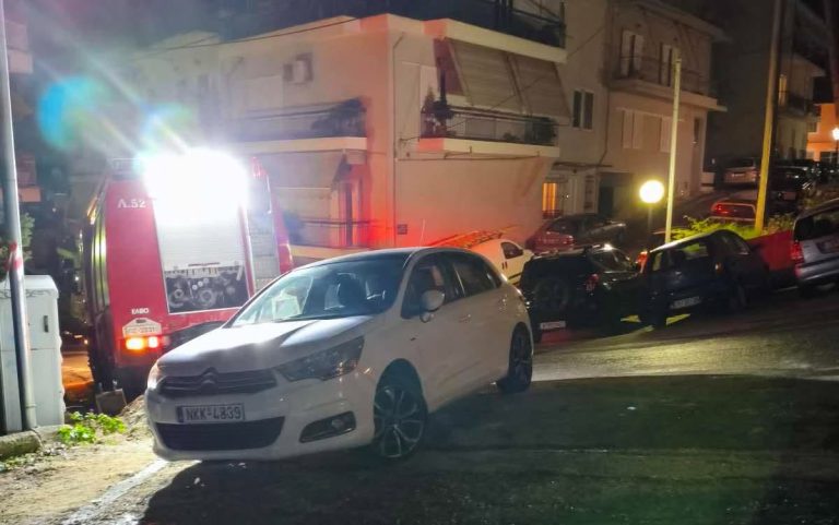 Φωτιά σε κατοικία στην Άρτα, πιθανώς από φορτιστή – Στο νοσοκομείο άνδρας με έγκαυμα