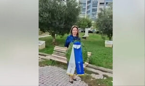 Θεσσαλονίκη: Μόνη της κατέθεσε στεφάνι η Μαρία Καρυστιανού για την 28η Οκτωβρίου – «Δεν μας άφησαν να τιμήσουμε το “Όχι”»