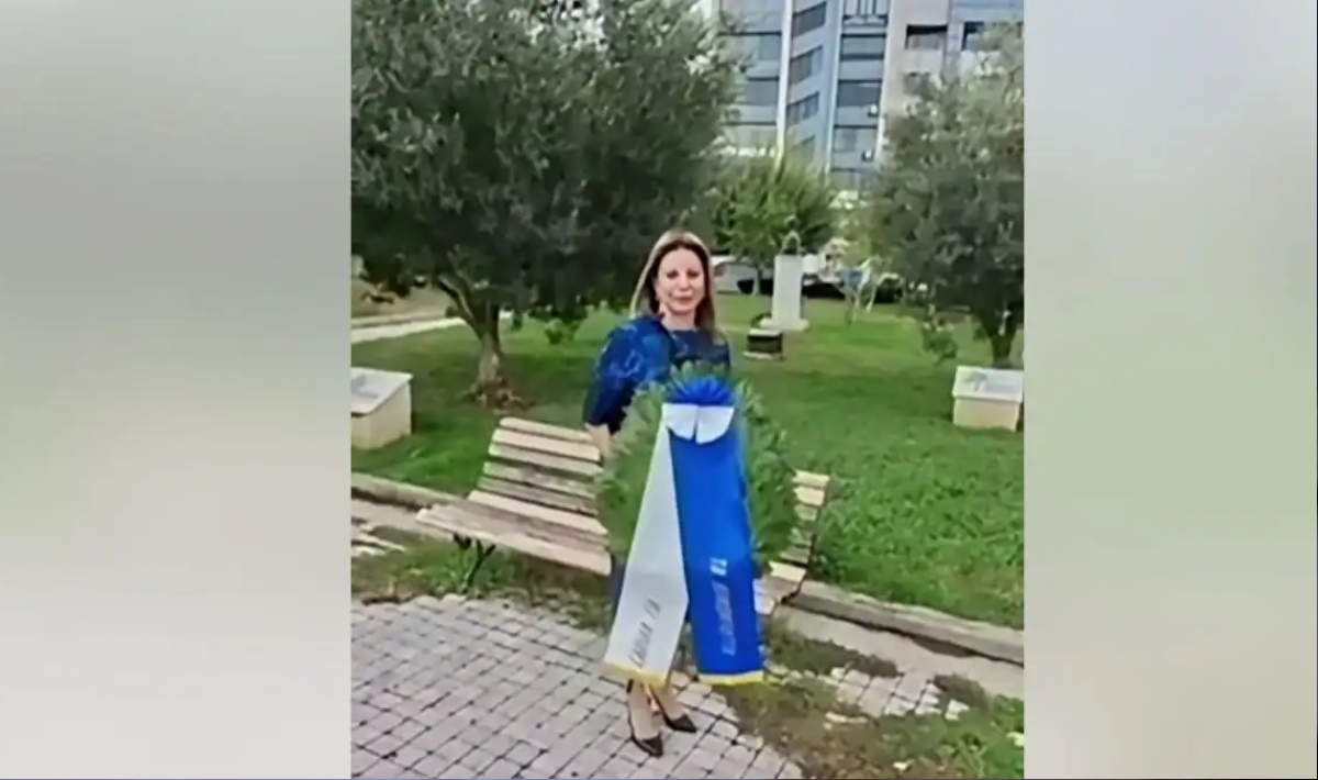 Θεσσαλονίκη: Μόνη της κατέθεσε στεφάνι η Μαρία Καρυστιανού για την 28η Οκτωβρίου – «Δεν μας άφησαν να τιμήσουμε το “Όχι”»