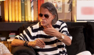 Ηλίας Ψινάκης: «Με τον Καρβέλα παίξαμε μπουνιές στον δρόμο μπροστά στα αυτοκίνητα» (βίντεο)