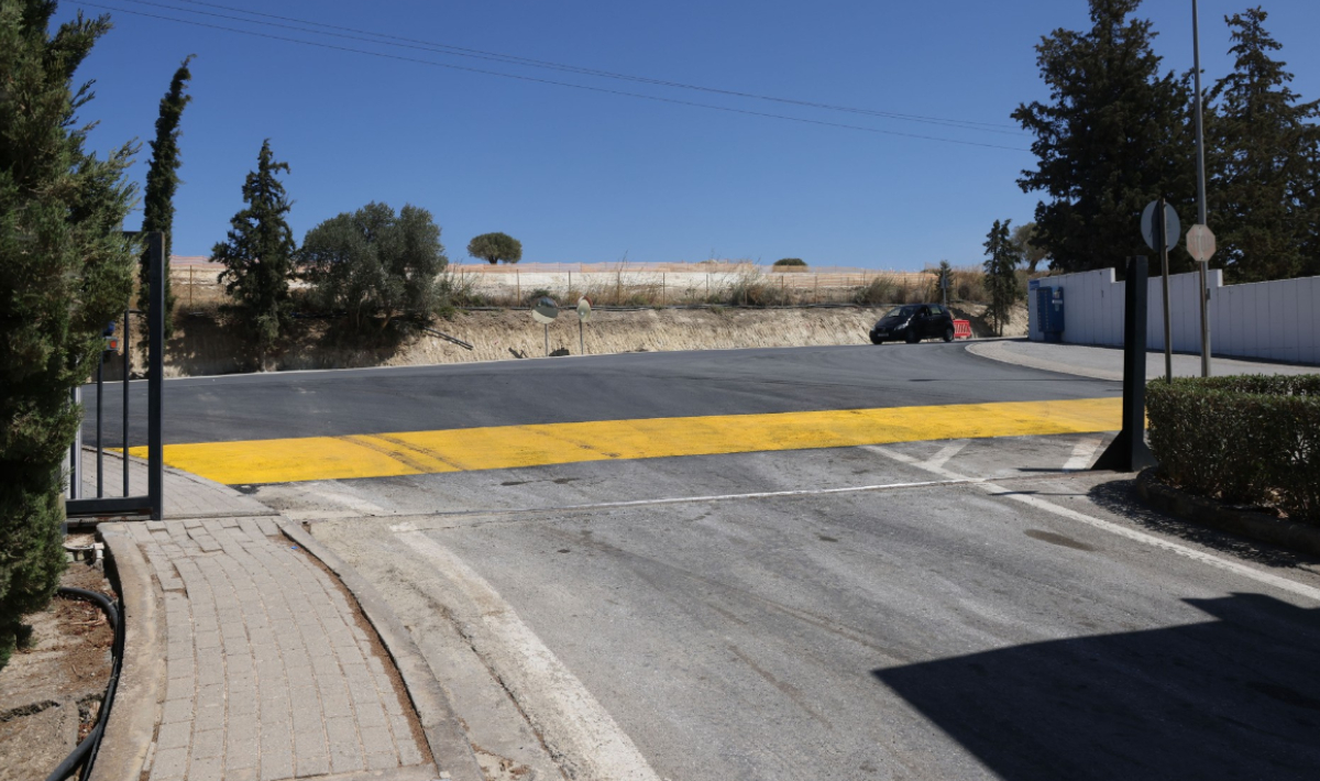 Εργασίες διαγράμμισης στην υπερυψωμένη διάβαση που κατασκεύασε ο Δήμος Ηρακλείου στην είσοδο του ΙΤΕ