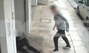 Καρέ καρέ ο άγριος ξυλοδαρμός 17χρονου από πρώην συμμαθητή του στην Καλαμάτα