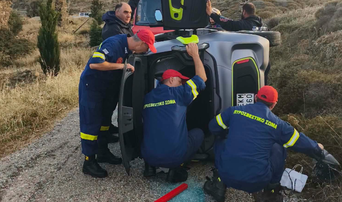Σοβαρό τροχαίο με ανατροπή αυτοκινήτου στη Σύρο – Απεγκλωβίστηκε τραυματισμένη οδηγός (φωτογραφίες)