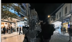 Ηράκλειο: Ο «Σάουρον» από τον Άρχοντα των Δαχτυλιδιών εμφανίστηκε στο κέντρο της πόλης και τράβηξε τα βλέμματα (βίντεο)