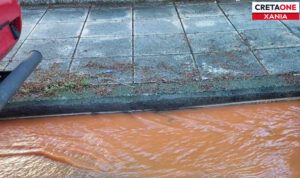 Χανιά: Έσπασε αγωγός στο κέντρο των Χανίων – «Πλημμύρισαν» οι δρόμοι (βίντεο)
