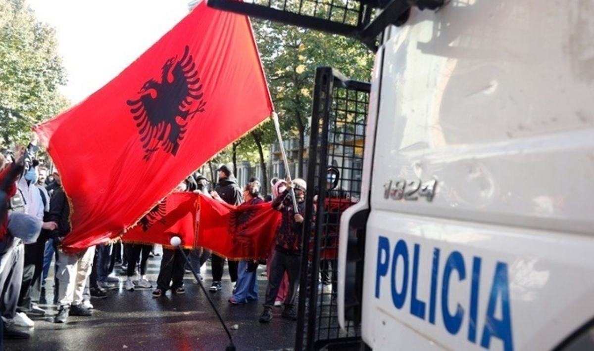«Εκρηκτική» πορεία φοιτητών στα Τίρανα: Πέτρες, φωτιές και «κήρυξη δικτατορίας» από την αντιπολίτευση 