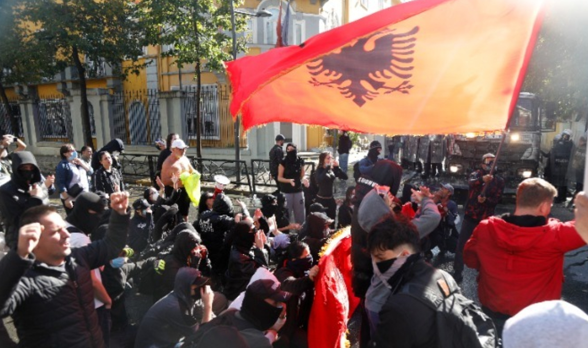 Χάος στη Βουλή της Αλβανίας: Χειροδικίες, ανατροπές εδράνων και ματωμένα δάχτυλα μεταξύ βουλευτών