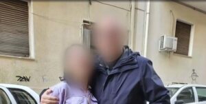 «Χωριάτικο»: Η φωτογραφία του αστυνομικού αγκαλιά με εργαζόμενη σε strip club του Γιαννακόπουλου