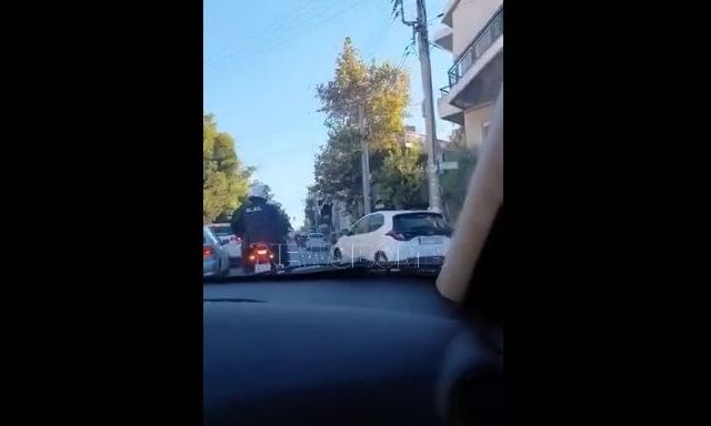 Αθήνα: Η στιγμή που αστυνομικοί της ΔΙ.ΑΣ. ανοίγουν δρόμο για έγκυο – Δείτε βίντεο