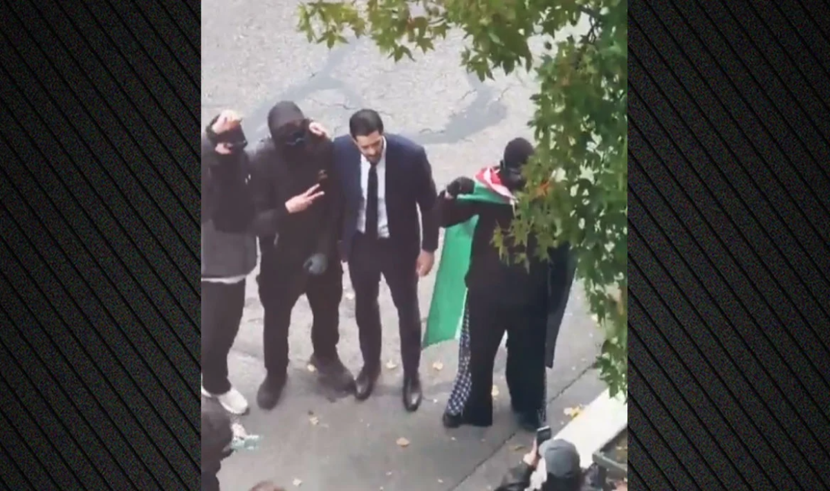 Γαλλία: Βουλευτής φωτογραφίζεται με μασκοφόρους διαδηλωτές – Δείτε το βίντεο