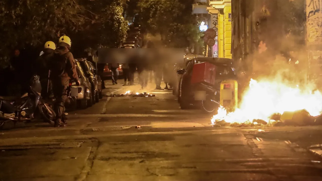Επεισόδια στα Εξάρχεια: Φωτιές σε κάδους, επίθεση με πέτρες σε πυροσβέστες- Δύο συλλήψεις