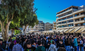 Ηράκλειο: Στους δρόμους μαθητές, εκπαιδευτικοί και υγειονομικοί – Μεγάλη συγκέντρωση στην Πλατεία Ελευθερίας