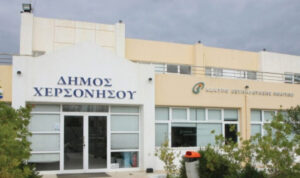 Μήνυση κατά αντιδημάρχου για επίθεση σε 72χρονο μετά την παρέλαση στα Μάλια – Την αποπομπή του ζητά ο Γιάννης Σέγκος