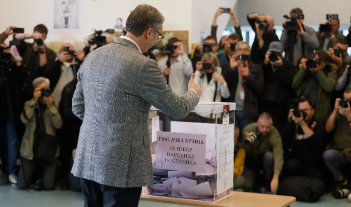 Εκλογές στη Σερβία: Άλμα στη συμμετοχή με 56,4% – Σκιές από επεισόδια με κουκουλοφόρους και ισχυρή αστυνομική παρουσία