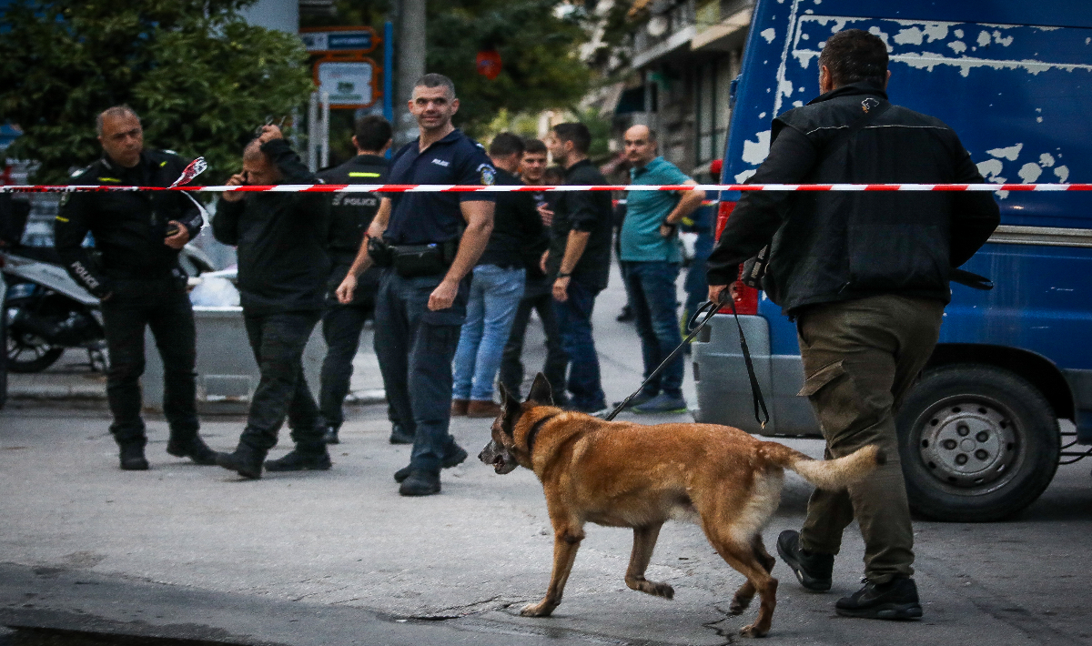 Έκρηξη στον Κολωνό: Στα ναρκωτικά βλέπει το «ελληνικό FBI» το κίνητρο – Η παγιδευμένη σακούλα και τα σενάρια