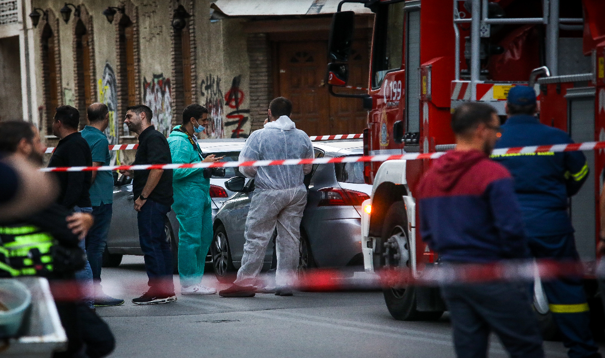 Κολωνός: Έκρηξη σε πολυκατοικία με τέσσερις τραυματίες – Στα εγκληματολογικά εργαστήρια το παγιδευμένο σακίδιο