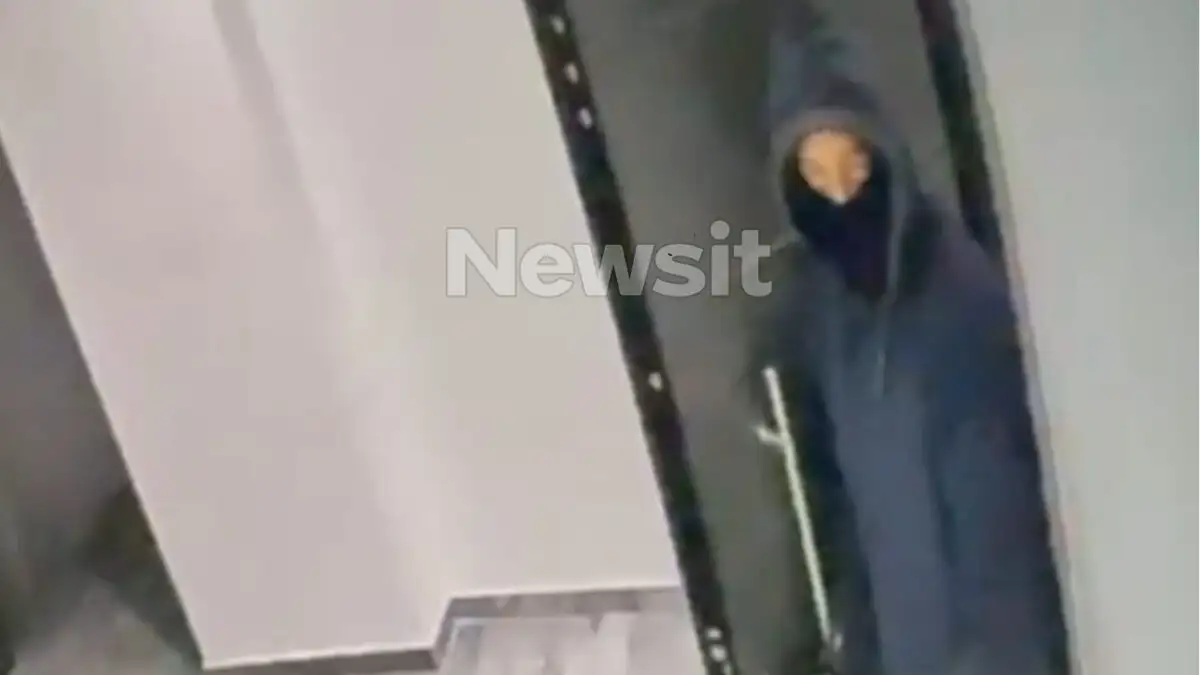 Γλυφάδα: Η στιγμή που ο αξιωματικός του Πολεμικού Ναυτικού εισβάλει στην πολυκατοικία για να βάλει φωτιά στο διαμέρισμα της πρώην συντρόφου του