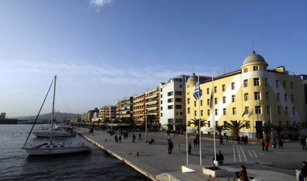 Άγριος ξυλοδαρμός στην παραλία του Βόλου – 10 άτομα επιτέθηκαν σε επιβάτες ταξί