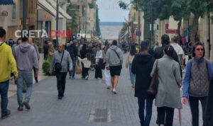 Ηράκλειο: «Βουλιάζει» από κόσμο η 25ης Αυγούστου με τουρίστες παντού και στο βάθος… η θάλασσα «λάσπη»
